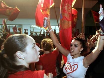 Dos partidarias de la independencia celebran la victoria en la madrugada de ayer en Podgorica, capital de Montenegro.