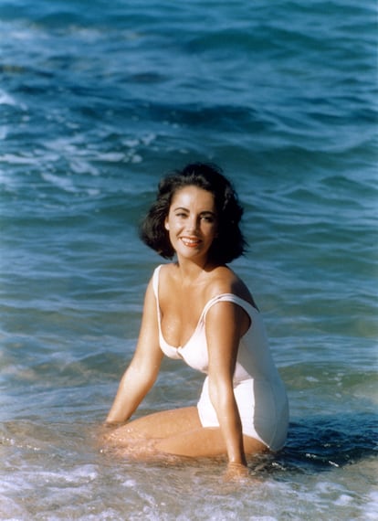 Elizabeth Taylor en 1959. El epítome de la elegancia hollywoodiense probablemente haya sido y será siempre Elizabeth Taylor. En la provocadora 'De repente, el último verano', la actriz solidificó su estatus de pin-up gracias a un traje de baño blanco de una sola pieza. Aquel trabajo le hizo ganar el Globo de Oro y, además, le dio una nominación al Oscar.