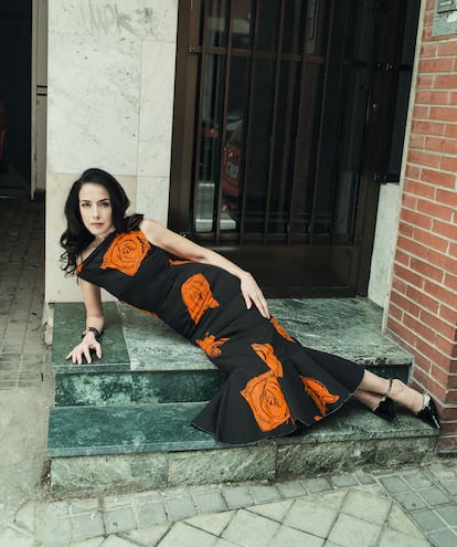 Vestido de algodón estampado de MARNI; pulsera de piel y metal de HERMÈS; salones Bilougiela de piel de CHRISTIAN LOUBOUTIN x MAISON MARGIELA.