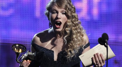 Taylor Swift recibe entusiasmada el premio al mejor álbum del año.