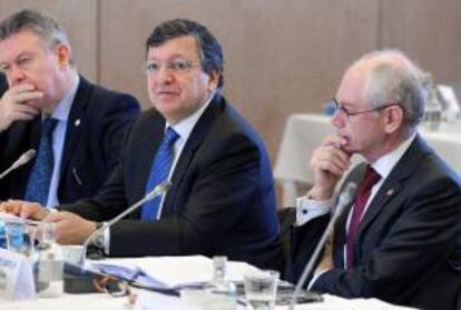 El presidente del Consejo Europeo, Herman Van Rompuy (d), y el presidente de la Comisión Europea, José Manuel Durao Barroso (c), asisten a la trigésima cumbre Unión Europea-Rusia celebrada en Bruselas, Bélgica, hoy.