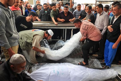 Varios cuerpos amortajados de los ataques israelíes durante los ataques nocturnos en Rafah, en el sur de la Franja de Gaza, son colocados frente al hospital Al Najjar.