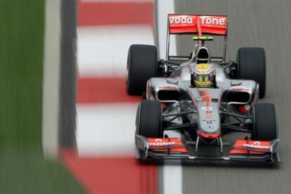 Lewis Hamilton, a bordo de su McLaren, durante los libres.