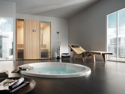 Sauna de la línea Auki de Effegibi, integrada en un espacio con piscina.