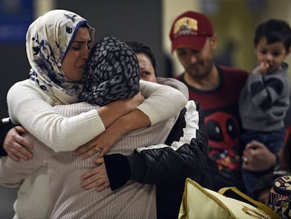 Uma família iraquiana recebe uma mulher que não podia viajar por conta do veto, no domingo no aeroporto de Dulles, Virgínia.