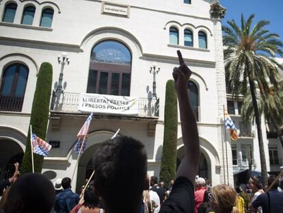 Veïns de Badalona protestant ahir davant l'Ajuntament, durant la moció de censura.