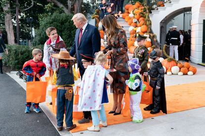 Como es habitual cada año, el pórtico sur de la residencia presidencial de Estados Unidos se decora con calabazas y telarañas para servir de escenario de la fiesta de Halloween. No falta ni siquiera una alfombra naranja, el color tradicional de esta celebración.