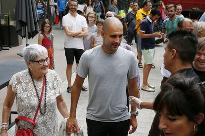 Dolors Sala Carrió, la madre del entrenador del Manchester City, Pep Guardiola, ha fallecido a los 82 años debido al coronavirus. En la imagen, el exentrenador del FC Barcelona pasea de la mano con su progenitora en junio de 2015.