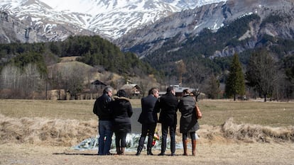 Familiares de víctimas, cerca del lugar del accidente, el 27 de marzo de 2015.