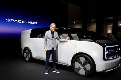 Toshihiro Mibe, consejero delegado de Honda, este martes junto a uno de los prototipos para fabricar sus nuevos vehículos eléctricos.