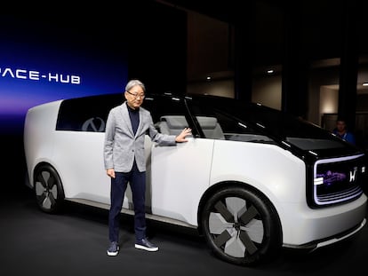 Toshihiro Mibe, consejero delegado de Honda, este martes junto a uno de los prototipos para fabricar sus nuevos vehículos eléctricos.