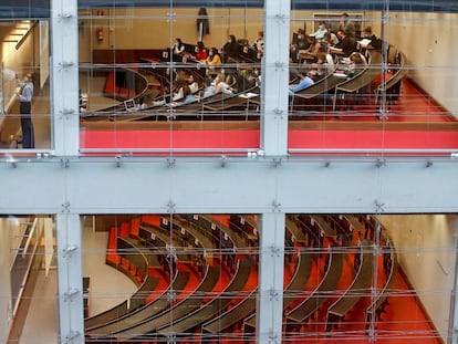 Un profesor imparte clase en el Campus Ciutadella de la Universidad Pompeu Fabra, este martes.