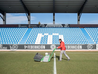 Álvaro Torrecilla, jardinero municipal, trabaja en el cesped del estadio de Unionistas, el día 12 de enero.