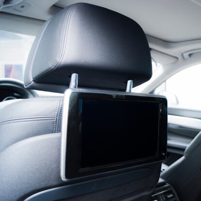 Artículo de EL PAÍS Escaparate sobre soportes de tablet para viajar en el coche.