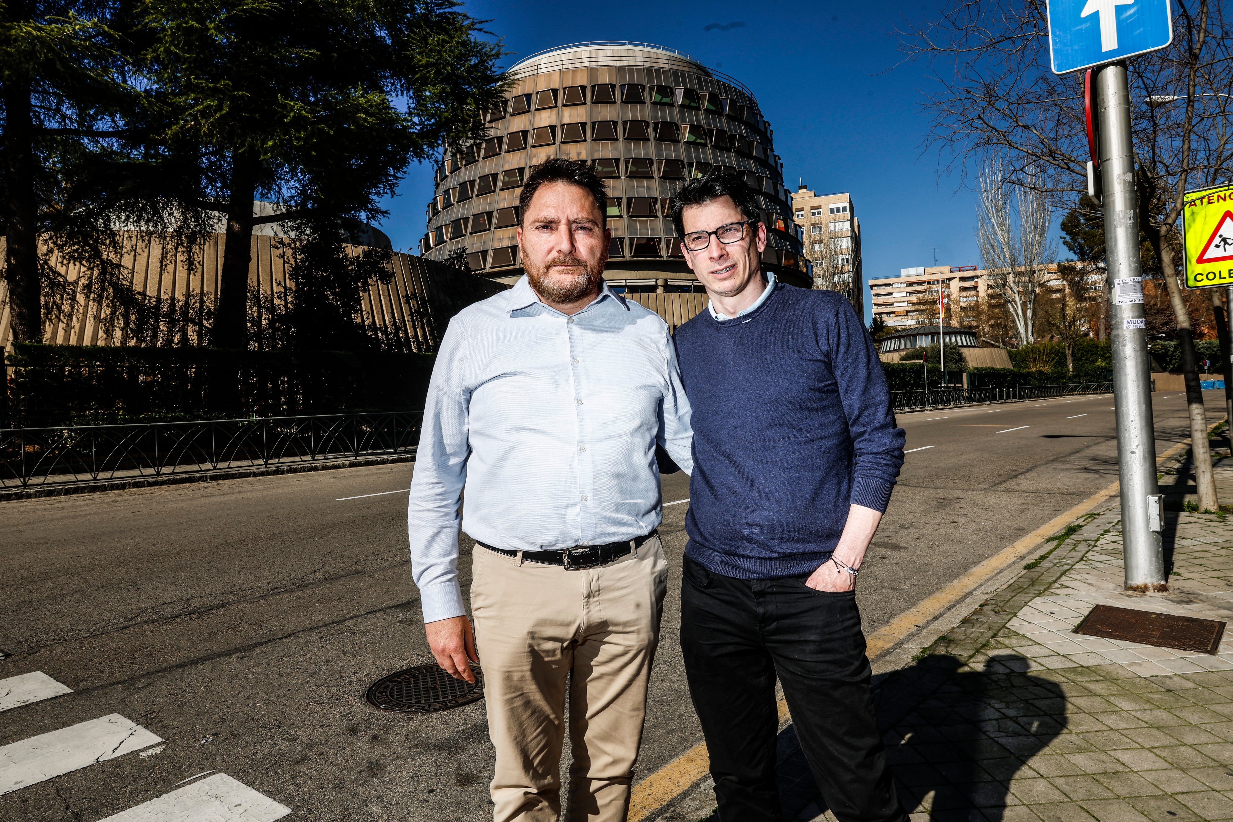 Antonio Rico, policía local denunciante de corrupción frente a la sede del tribunal acompañado del ex teniente Luis Gonzalo Segura, el pasado 31 de marzo.
