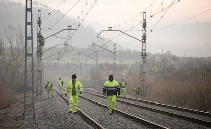 Operarios de ADIF en una vía de tren.