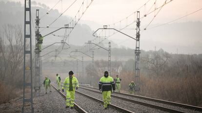 Operarios de ADIF en una vía de tren.