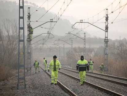 Operarios de ADIF en una vía de tren.