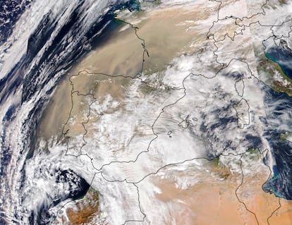 El satélite muestra la columna de polvo entre las nubes que subió desde Argelia hasta Europa occidental. La imagen es del 15 de marzo de 2022.