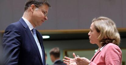 La ministra de Economía del Gobierno español, Nadia Calviño, conversa con el vicepresidente de la Comisión Europea, Valdis Dombrovskis, durante la reunión del Consejo de ministros de Economía y Finanzas de la UE.