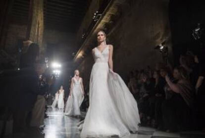 Una modelo de Rosa Clará en la Bridal Week 2019 en la Llotja de Mar.