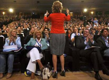 Esperanza Aguirre, de espaldas, saluda a los delegados durante el congreso.