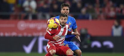 Portu y Cabrera pugnan por el balón.