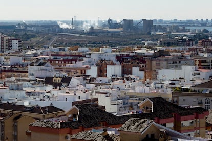 Vista de la ciudad de Huelva, con su polo químico en segundo plano.