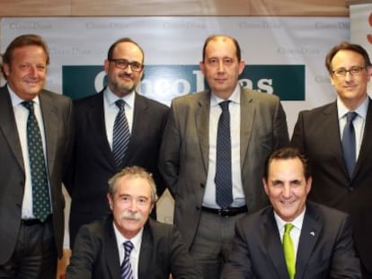 De pie, de izquierda a derecha: Francisco Rabadán Molero, de KPMG; Jaime de Rábago, de SGR-Cesgar; Ángel Rodríguez Vallina, de Asturgar y Jesús Fernández Sánchez, de Isba SGR. Sentados, Pío García Aguirre, de Oinarri SGR, y José Rolando Álvarez, presidente de SGR-Cesgar.