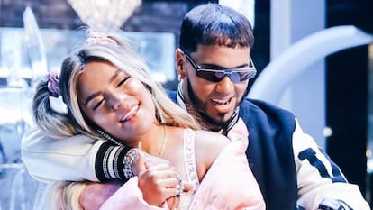 Karol G y Anuel durante una actuación.