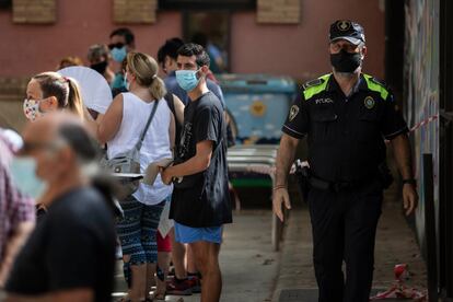 Recogida de muestras para realizar test PCR en Vilafranca del Penedès este lunes.