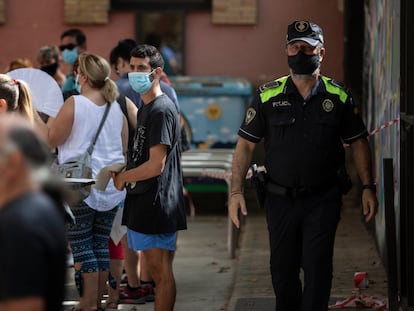 Recogida de muestras para realizar test PCR en Vilafranca del Penedès este lunes.