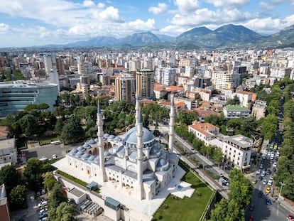 Vista aérea de la mezquita Namazgah, en Tirana.