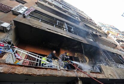 La explosión se ha producido esta mañana en el barrio de Haret Hreik, situado en Dahiyeh, los suburbios al sur de la capital libanesa controlados por el grupo chií Hezbolá, que está siendo castigado en los últimos meses por su apoyo a Bachar el Asad en la guerra siria. En la imagen, los bomberos trabajan en el edificio afectado tras la explosión, 21 de enero de 2014.