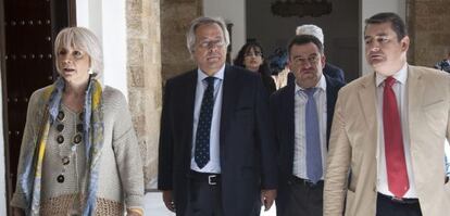 Teófila Martínez (PP), el presidente de la SEPI, Ramón Aguirre; el alcalde de San Fernando, el popular José Loaiza; y el senador Antonio Sanz, también del PP, se dirigen a anunciar nuevos encargos.