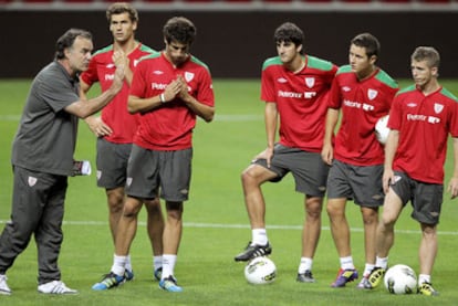 Marcelo Bielsa, junto a sus futbolistas en el entrenamiento de ayer en Estambul.