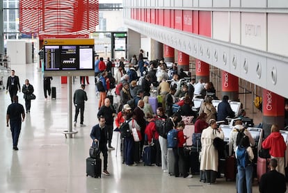 Filas de pasajeros en los mostradores de embarque de Heathrow, este sábado.