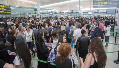 Cues al control de seguretat de la T1 de l'aeroport del Prat, aquest dimarts.