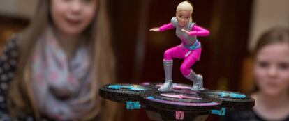 Unas niñas juegan con uno de los últimos modelos de Barbie en Nuremberg (Alemania)