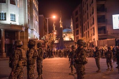 El Ejército libanés se desplegó en las calles del centro de Beirut entre nubes de gases lacrimógenos después de que los manifestantes intentaran llegar al Parlamento durante las multitudinarias protestas el pasado sábado.