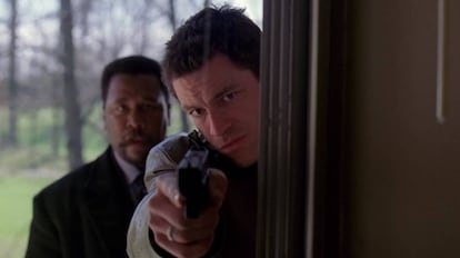 Bunk (Wendell Pierce) y McNulty (Dominic West) en la secuencia de los 'fuck' de 'The Wire'.