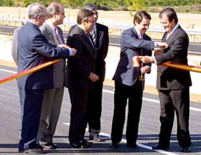 De izquierda a derecha, Chaves, Guterres, Aznar y Cascos, en la inauguración de la autovía a Ayamonte.