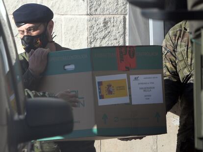 Personal militar trasladan las cajas con las vacunas de Pfizer en Cabanillas del Campo, Guadalajara.