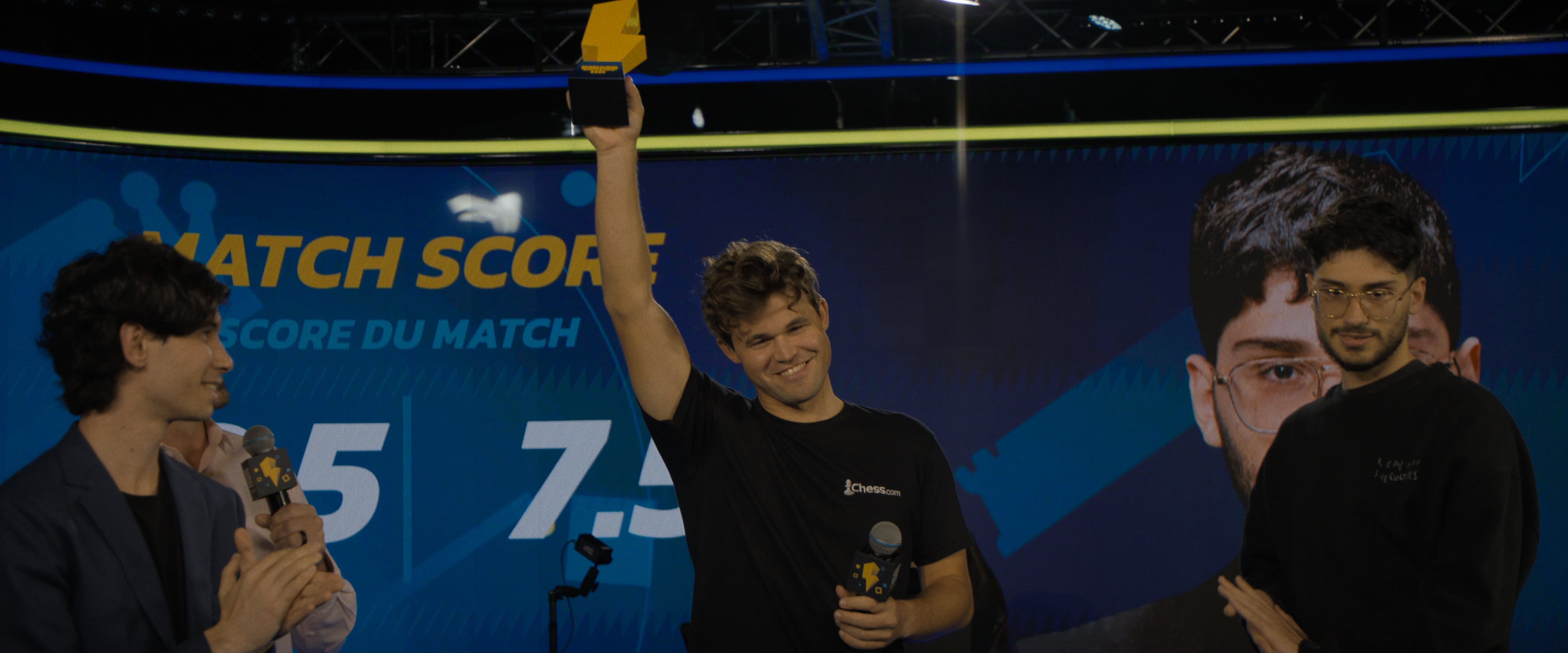 Magnus Carlsen (en el centro), en una imagen de 'Jaque al rey'.