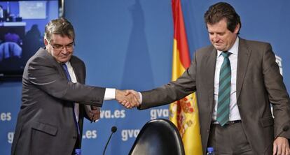 José Manuel Vela, a la izquierda, tras dimitir, junto al vicepresidente José Ciscar.