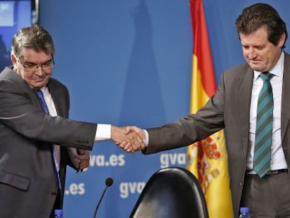 Jos&eacute; Manuel Vela, a la izquierda, tras dimitir, junto al vicepresidente Jos&eacute; Ciscar.