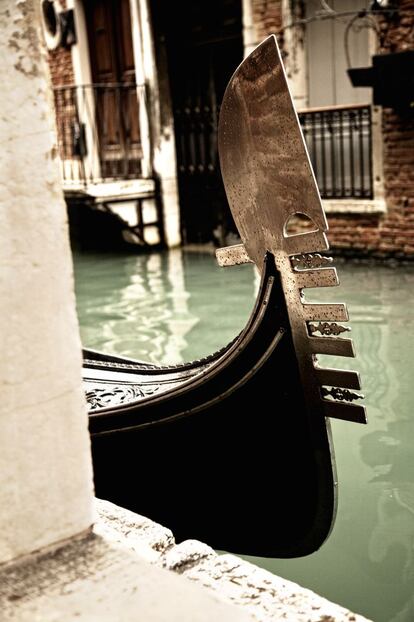 El símbolo más reconocible de Venecia, como no podía ser de otra forma, son sus góndolas, cuyo peine está cargado de significado. Los seis dientes representan los seis distritos de la ciudad, el diente que apunta en dirección contraria encarna a la isla de Giudecca.