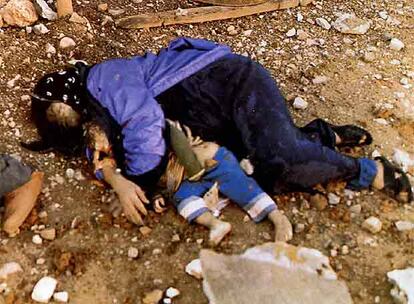 Dos víctimas de la matanza de Halabja de marzo de 1988: una mujer yace abrazando a su hijo.