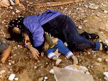 Dos víctimas de la matanza de Halabja de marzo de 1988: una mujer yace abrazando a su hijo.