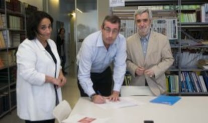 Rafaela Romero (PSE), Markel Olano (PNV) y Juan Carlos Cano (PP) registran esta mañana la moción de censura contra el diputado de Bildu Juan Carlos Alduntzin.